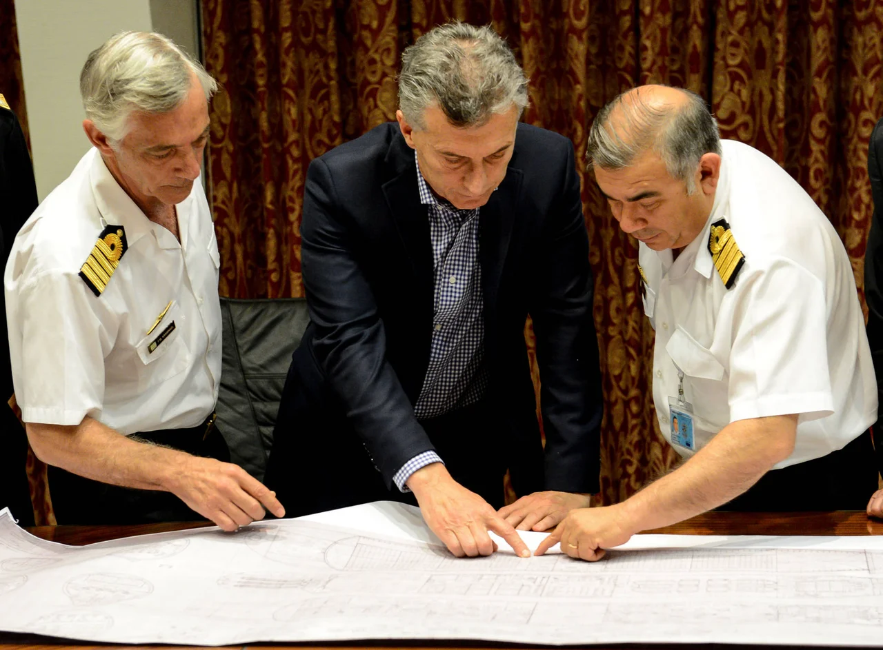 El presidente de Argentina Mauricio Macri en el edificio Libertad (Comando de la Armada Argentina). Rodean al presidente dos capitanes de navío submarinistas. Los tres funcionarios revisan en un mapa la situación del submarino ARA San Juan (S-42), que se encontraba desaparecido.
