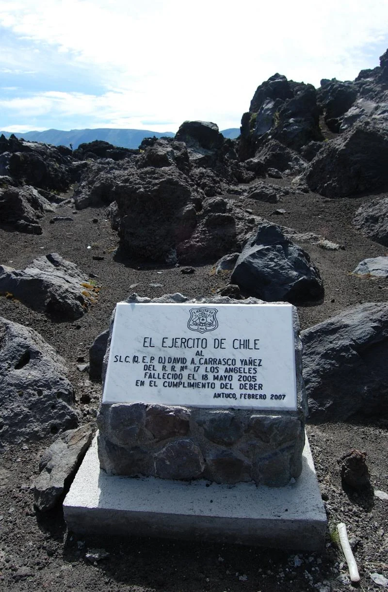 Uno de las placas recordatorias de la Tragedia de Antuco, Laguna Laja, Región del Bio Bio, Chile.
