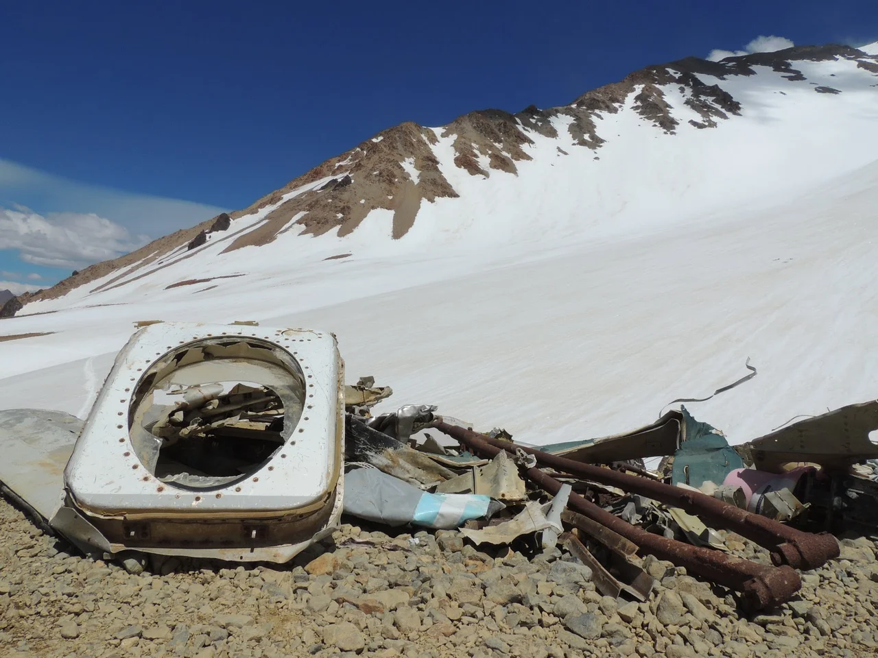 Restos de la aeronave que se conservan en el lugar del accidente del Vuelo 571 de la Fuerza Aérea Uruguaya ocurrido el 13 de octubre de 1972.