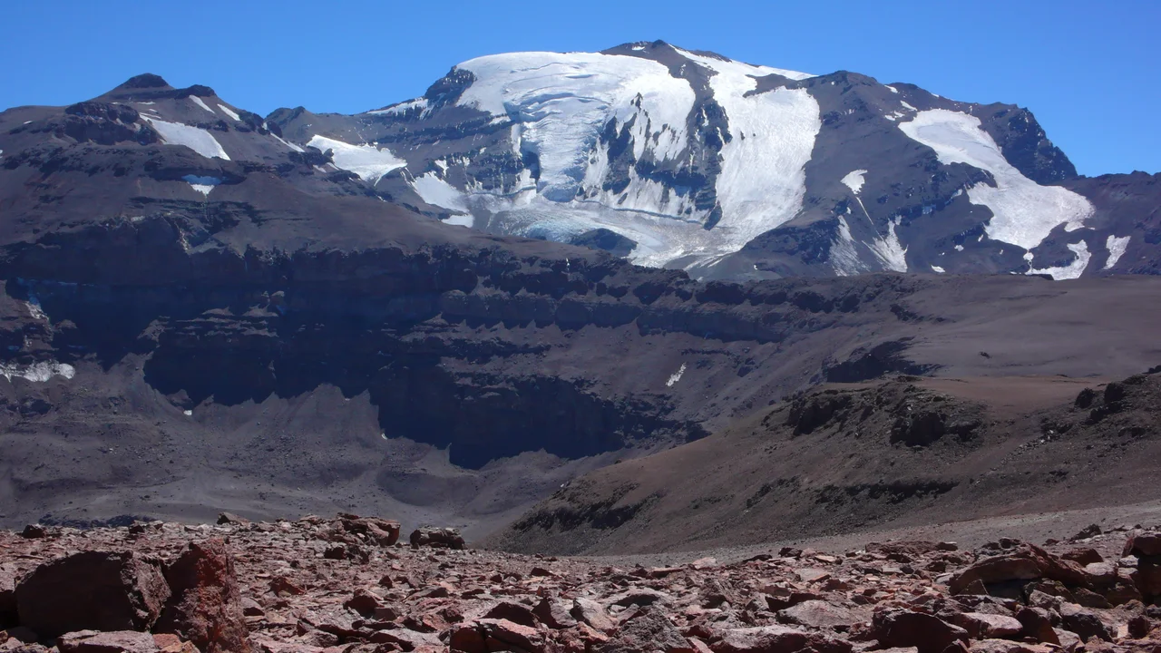 Cerro del Plomo (5,424m) from near El Pintor (approx. 4,200m), looking north-east.
The peak to the left is Cerro Leonera (approx. 5,050m).
The Cerro del Plomo (5,424m) is not to be confused with the Nevado El Plomo (6,070m), which lies on the border about 20km to the north-east. (Cf. John Biggar, The Andes — A Guide for Climbers, ISBN 0-9536087-2-7, p. 217; Hermann Kiendler, Die Anden — Vom Chimborazo zum Marmolejo — Alle 6000er auf einen Blick, ISBN 978-3-936740-36-3, pp. 349–352.)