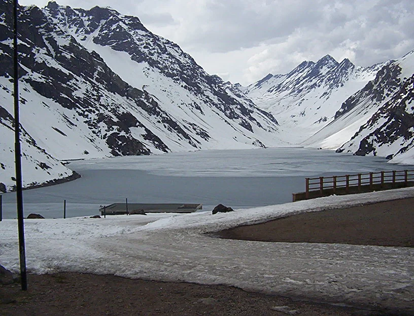 Laguna situada en la localidad de Portillo en la Cordillera de los Andes en Chile