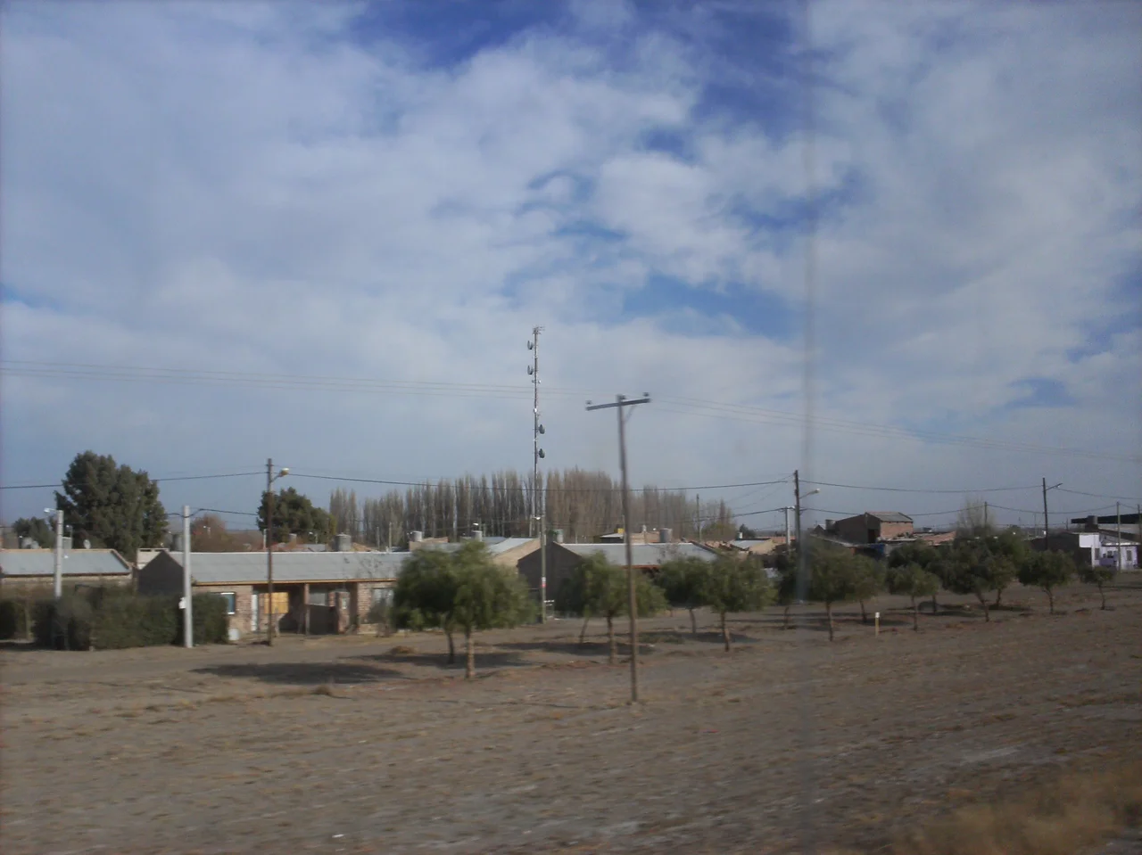 Chimpay, Prov. de Río Negro: el poblado con su arboleado