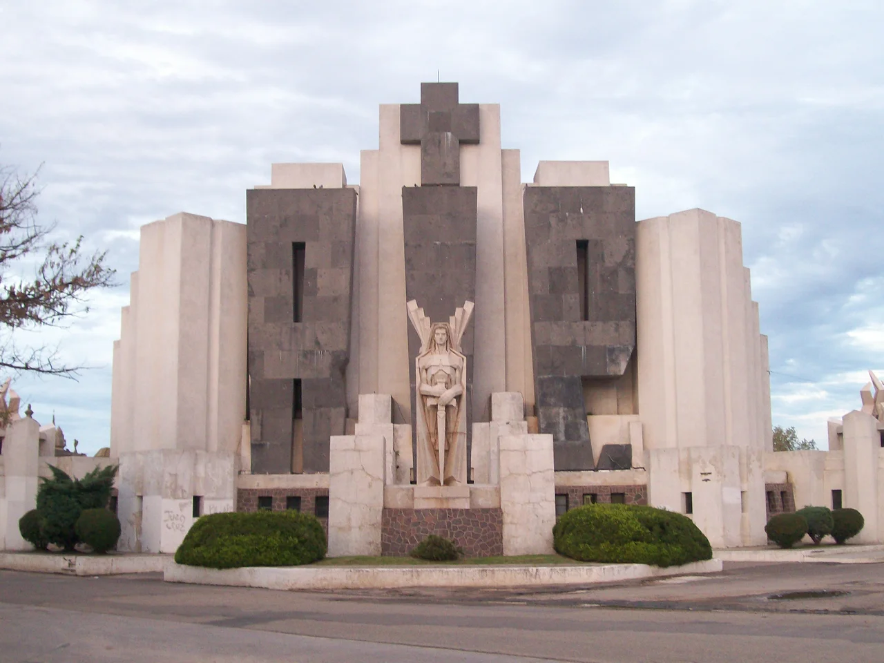 Entrada al Cementerio de Azul, obra de Francisco Salamone.