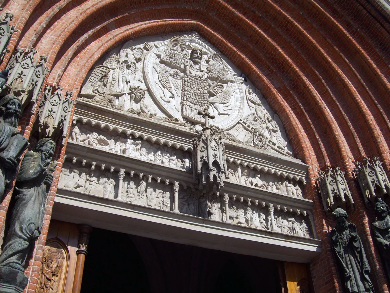Catedral de La Plata. Detalle de la parte superior de la entrada.