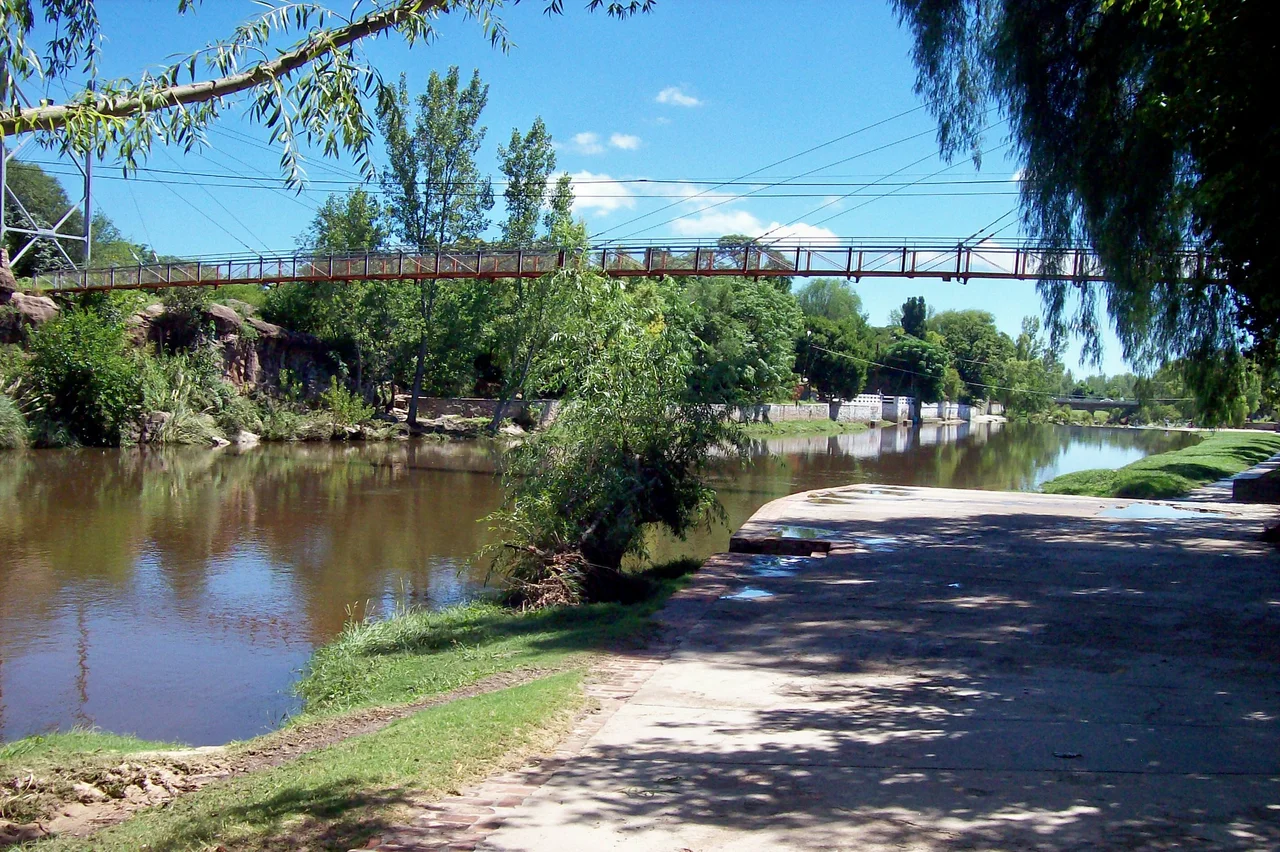 Pasarela sobre calle Milac Navira, en río Mina Clavero. Córdoba, Argentina.