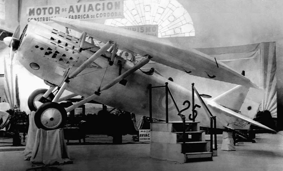 El 15 de octubre de 1930, el avión Dewoitine tipo D. 21 vuela por primera vez. Se trata de un monoplano metálico monoplaza de caza, con motor Lorraine Dietrich de 450 hp. Se construyeron bajo licencia 32 unidades en la Fábrica Militar de Aviones. El piloto en esa oportunidad fue el sargento José H. Rodríguez.