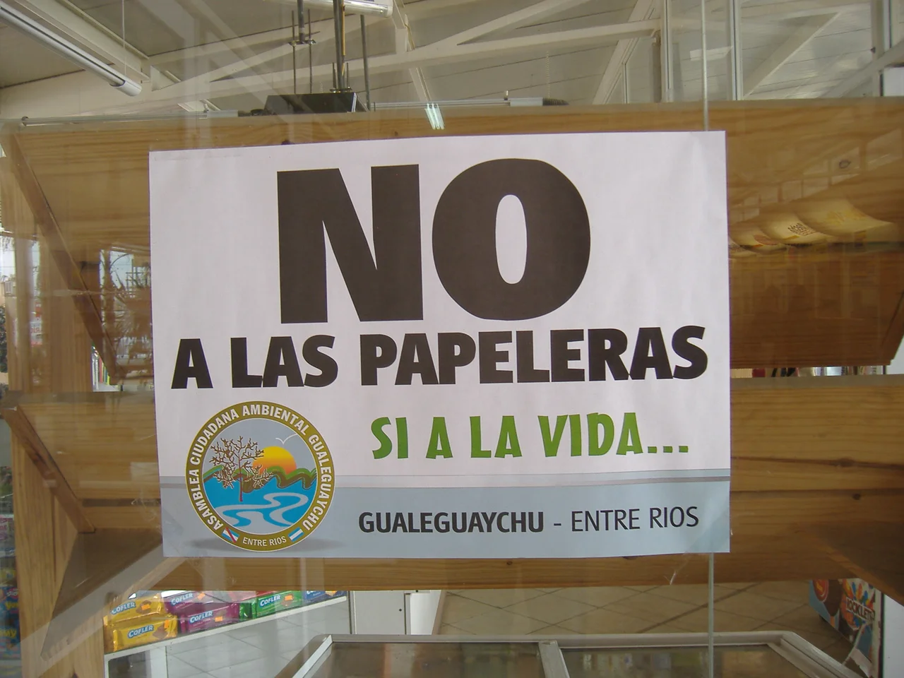 A sign posted in a shop in Gualeguaychú, Entre Ríos, Argentina, that reads NO A LAS PAPELERAS - SI A LA VIDA - "No to the paper mills, yes to life". See w:Cellulose plant conflict between Argentina and Uruguay.