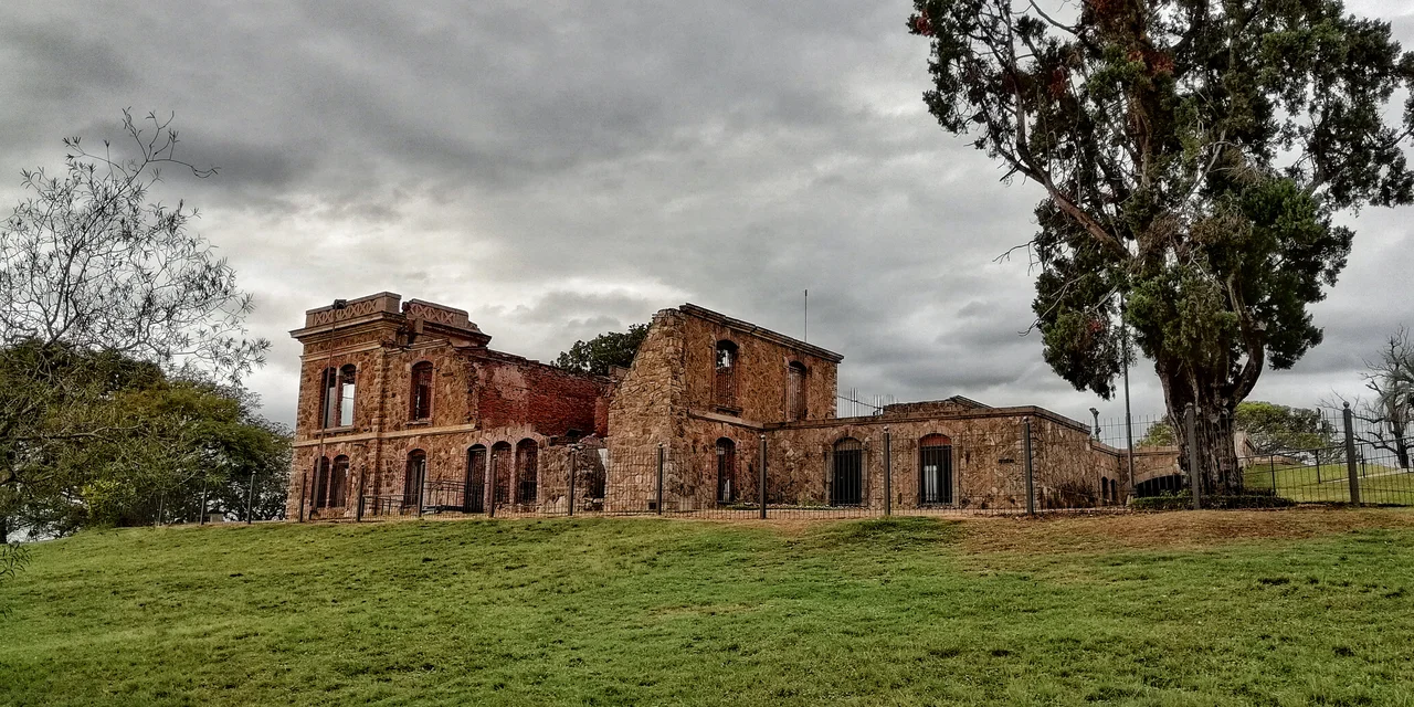 Castillo de San Carlos (Concordia, Argentina).
Data del Siglo XIX, En 1938 un incendio lo destruye y cae en el abandono.

Actualmente fue puesto en valor y cuenta con un Centro de Interpretación.