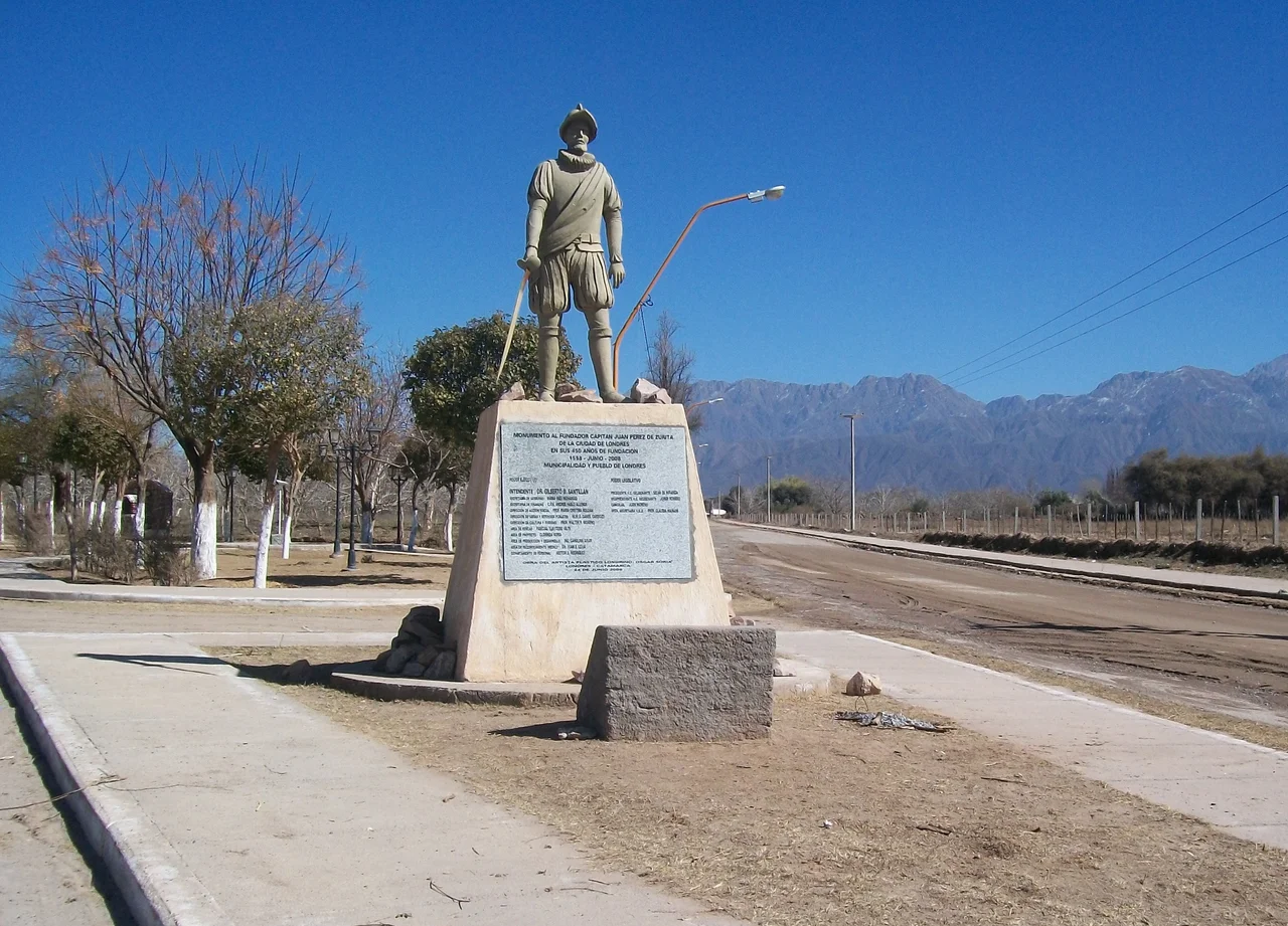 Monumento a Juan Perz de Zurita a 450 años de la fundación de la ciudad de Londres en la actual provincia de Catamarca, Argentina.