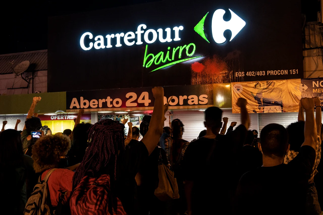 Brasília - 26/11/2020 - Ato pacífico marca o sétimo dia da morte de João Alberto Silveira Freitas, morto por seguranças de uma unidade do Carrefour em Porto Alegre (RS). Para expressar o luto e o combate ao racismo, os manifestantes realizaram uma vigília, com vários cartazes e velas, em frente a um supermercado da rede na 402 Sul.
Leopoldo Silva/Agência Senado