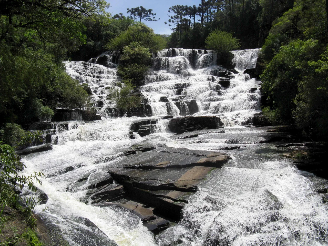 This is a waterfall that begins before the famous "Caracol Waterfall" . But it's very pretty too.