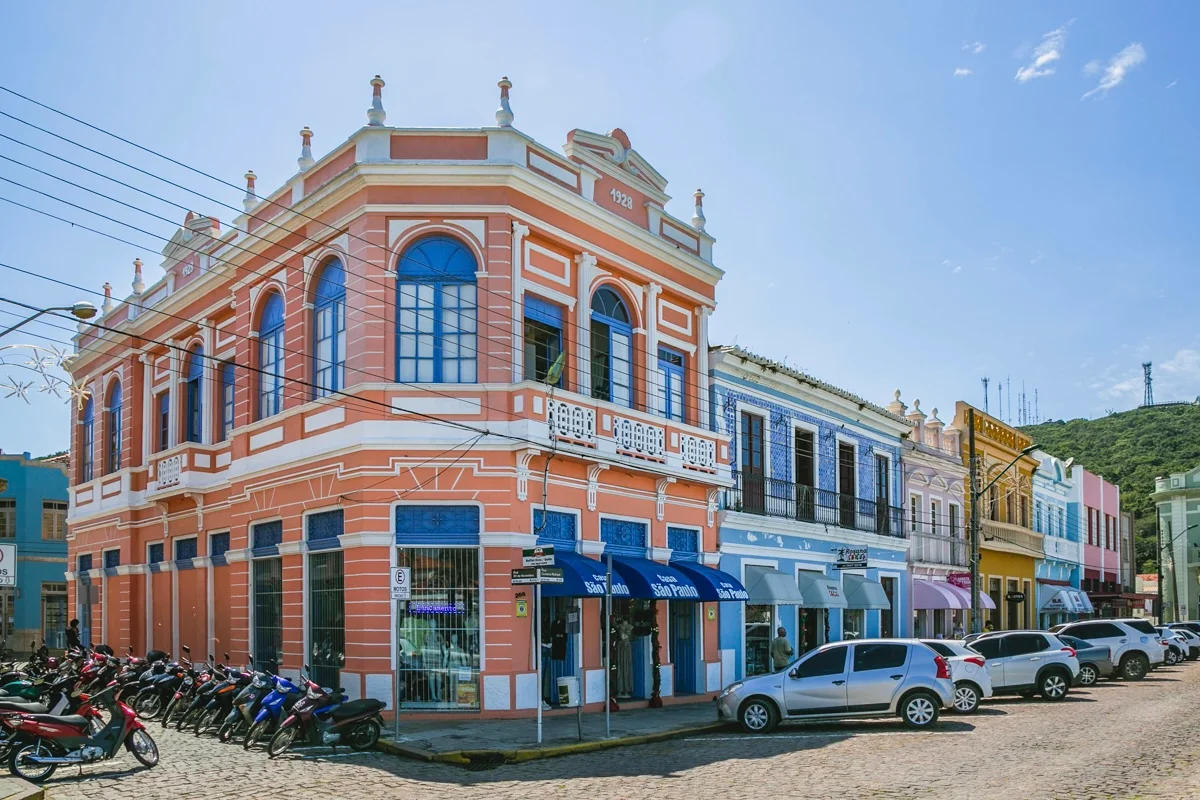 The historic center of Laguna - heritage listed by Iphan in 1985 - is formed from the original port and houses about 600 properties. The Azorean colonization in the State of Santa Catarina resulted in a beautiful architectural complex surrounded by beautiful beaches. Laguna, Anita Garibaldi's birthplace, witnessed important moments of the Farroupilha Revolution (Guerra dos Farrapos, from 1835 to 1845), and was the third Portuguese settlement on the coast of Santa Catarina.
It has buildings loaded with decorations, designed glass and imported irons: the roof finished with ornamental plateaus, balustrades, and gutter to drain rainwater, as well as walls built with bricks and lime, giving greater precision and reducing the thickness. These new elements strongly marked Laguna's architectural heritage.