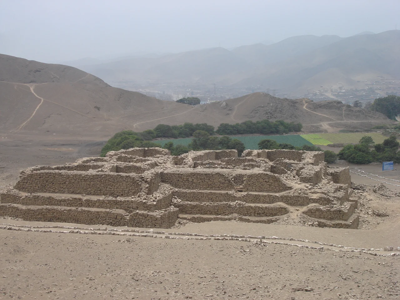Huaca El Paraiso, located in Ventanilla, is one of the oldest pre-inca's historical places in Peru's litoral.