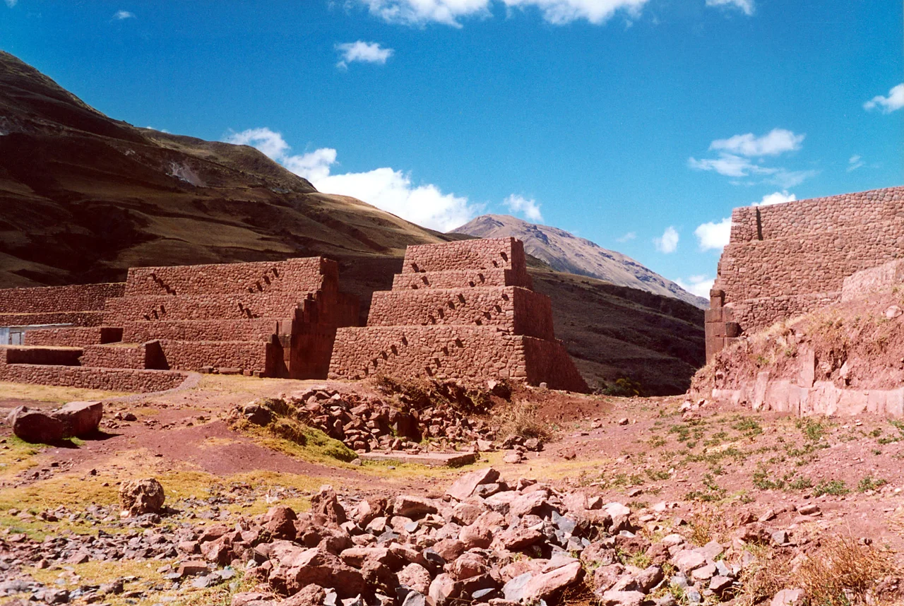 Rumicolca, 31 km SE from Cusco, Peru.
The photo was taken by Håkan Svensson (Xauxa) in June 2002.