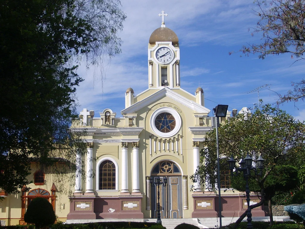 Iglesia de Vilcabamba vista desde el Parque Central.

Church on the main square of Vilcabamba, Ecuador