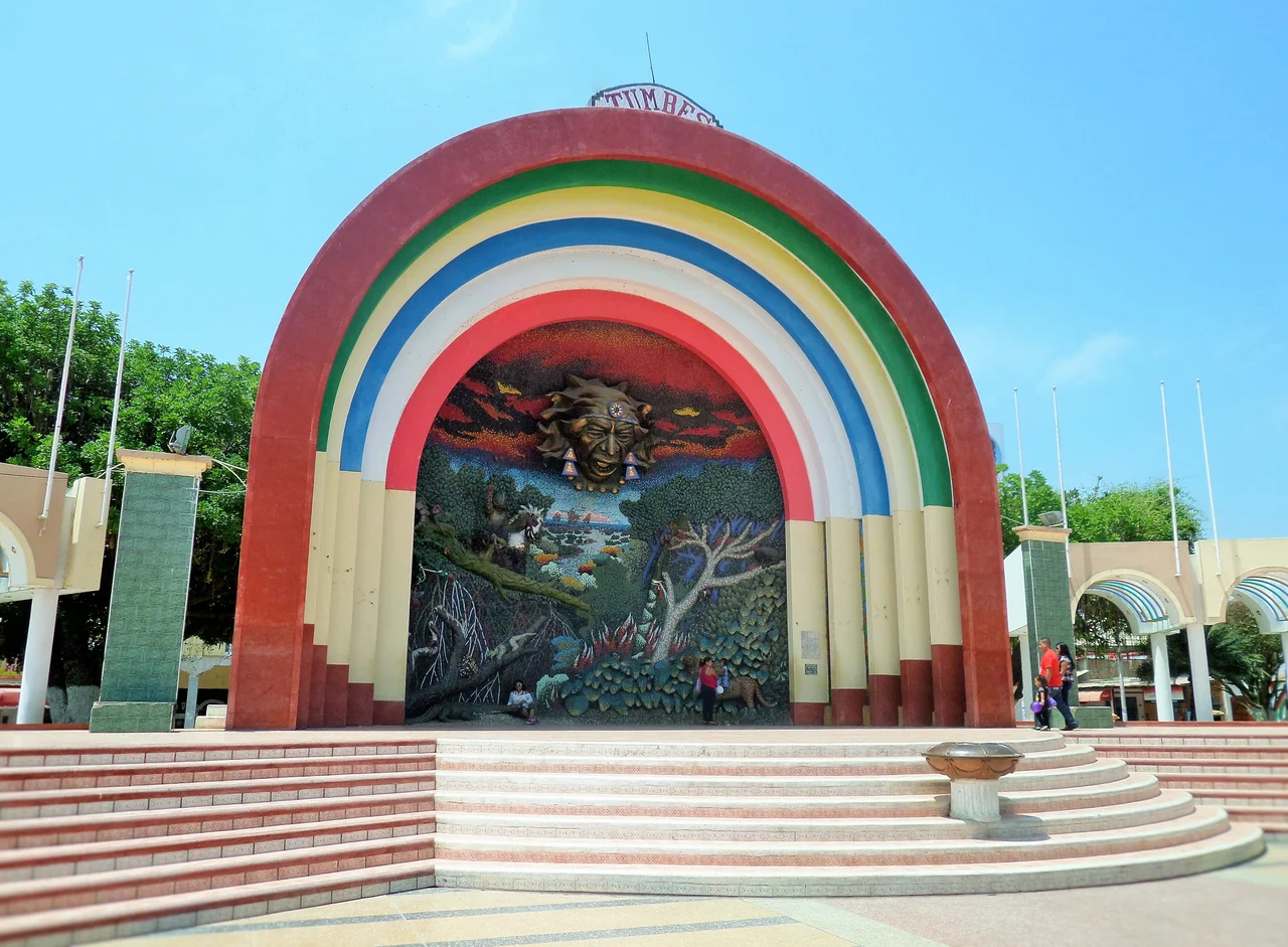 Tomada en la Plaza de Armas de la Ciudad fronteriza de Tumbes, Perú.