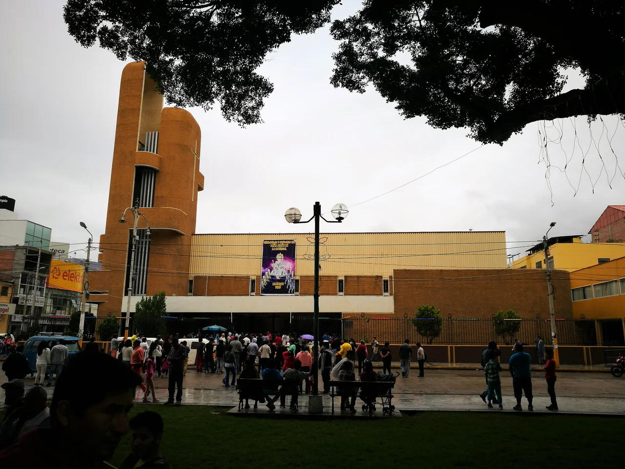 Catedral de Huánuco des de la Plaza de Armas durant la Danza de los Negritos 2017