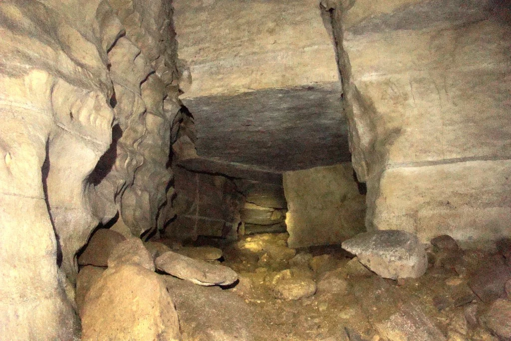 Corridor that measures about 200m. You can see straight walls and geometric geometries in the rock.