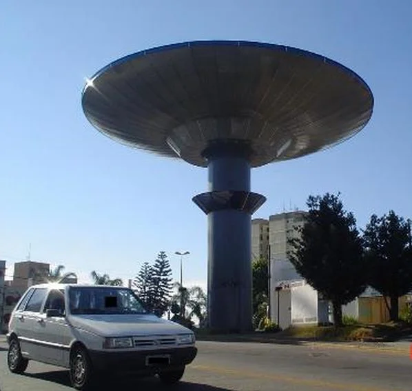 (portuguese) Caixa d´água em formato de disco voador na praça central de Varginha, MG, Brasil, lembra o incidente do ET de Varginha