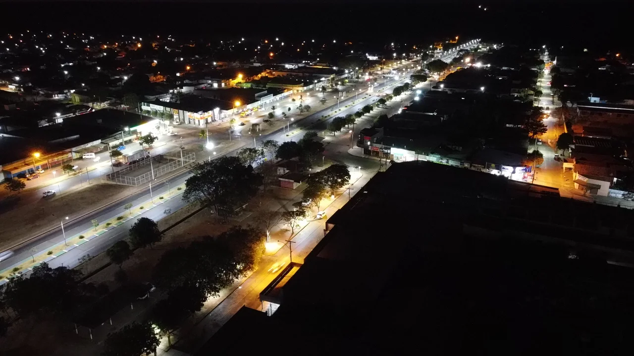 Vista da GO-164 no centro da cidade a noite.