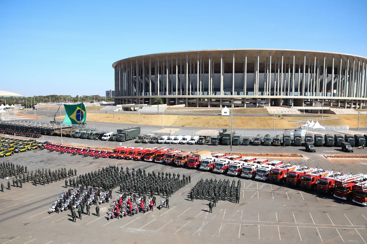 Brasília - O governo do Distrito Federal apresenta parte do aparato operacional (viaturas, helicópteros e demais equipamentos) e as forças integradas de segurança, defesa e inteligência que atuarão na cidade durante as Olimpíadas. Cerca de 1.200 profissionais da segurança pública participarão do evento (Jose Cruz/Agência Brasil)