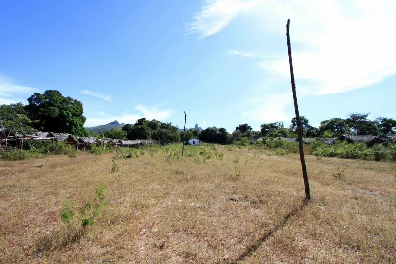 A serra ao fundo encontra-se na divisa norte do Parque Nacional da Chapada dos Veadeiros. Faz limite com o Vão do Catingueiro - município de Cavalcante - GO