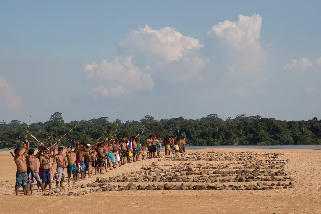Ativistas do Greenpeace e índios Munduruku usam pedras para formar a frase Tapajós Livre nas areias de uma praia às margens do rio de mesmo nome, próximo ao município de Itaituba, no Pará. O protesto, que contou com a participação de cerca de 60 Munduruku, ocorreu na região onde o governo pretende construir a primeira de uma série de cinco hidrelétricas na bacia do Tapajós. (Foto Greenpeace/Bruno Kelly 26/11/2014)