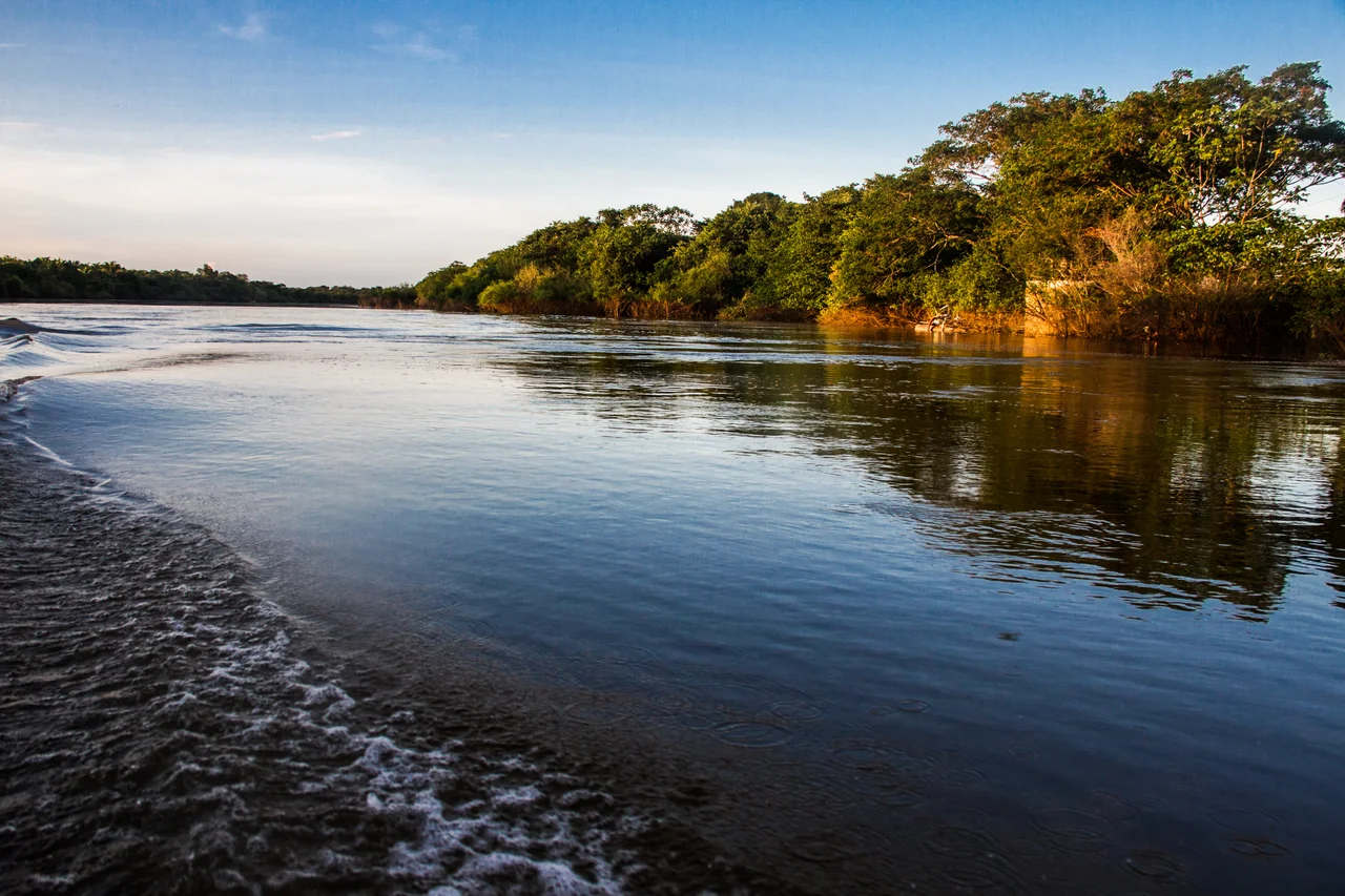 Pôr do sol no Rio Javaés.