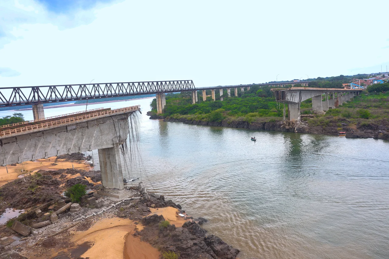 Remains of the Juscelino Kubitschek de Oliveira Bridge crossing the Tocantins River, after the bridge's collapse on 22 December 2024. (Photo: Caio Marvão)