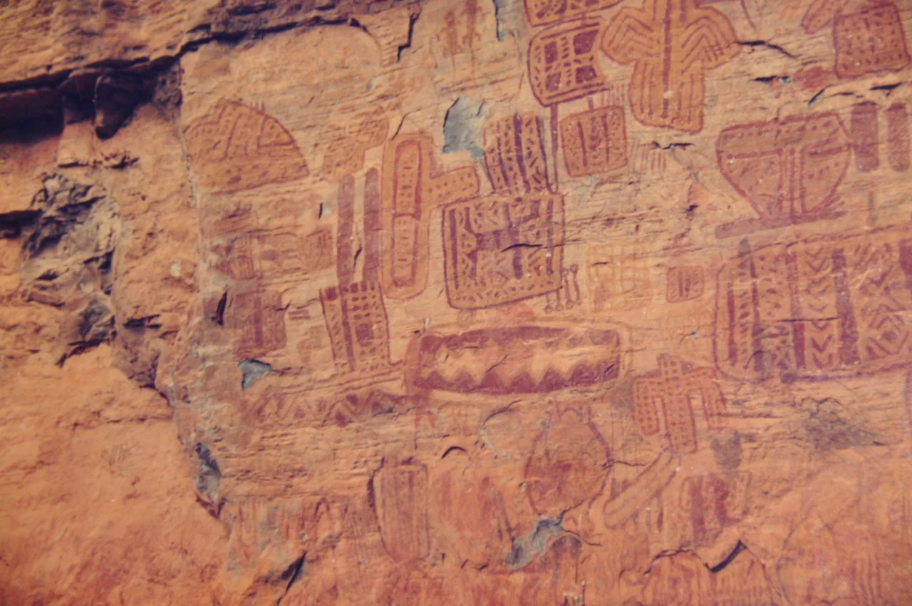 paredão da entrada da gruta do janelão, vale o Peruaçu, com desenhos semelhantes a aviões, entre outros.