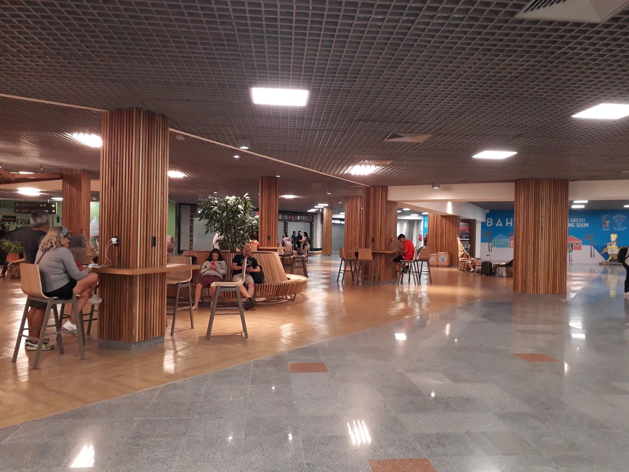 imagens internas do aeroporto de Salvador - Deputado Luís Eduardo Magalhães, após reforma perpetrada pela Vinci Airports, novo operador desde 16 de março de 2017. Na foto, sala de espera para embarque.