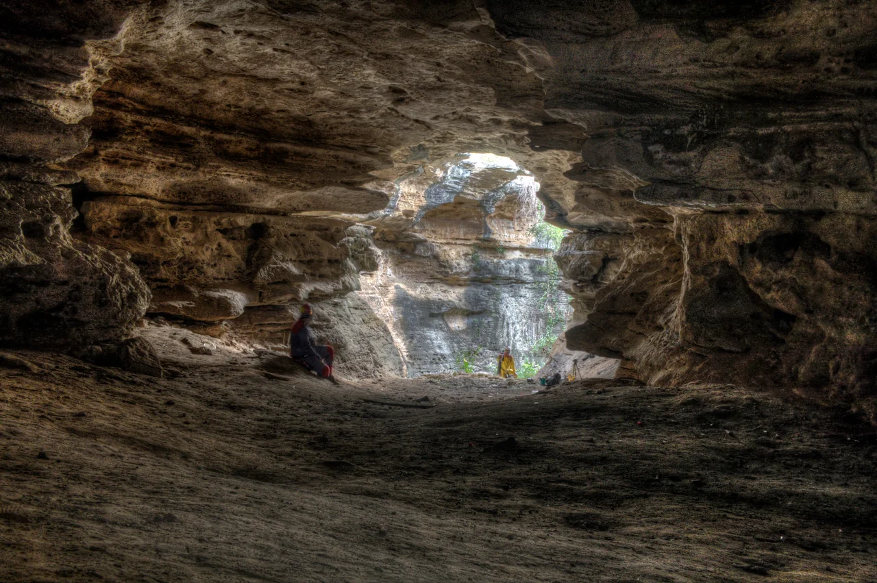 Salão da entrada principal da Furna Feia, caverna objeto da criação do Parque Nacional da Furna Feia.