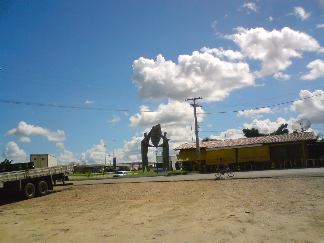Estátua de granito nos arredores da entrada de Assu, Rio Grande do Norte