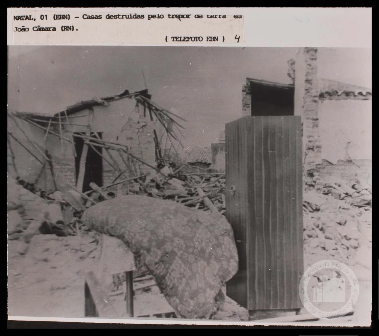 Casas destruídas pelo tremor de terra em João Câmara, Rio Grande do Norte. Telefoto obtida pela Agência Nacional/Empresa Brasileira de Notícias e armazenada no acervo iconográfico sob a guarda do Arquivo Público do Estado de São Paulo, código BR SP APESP MOV ICO AMP 013 048.