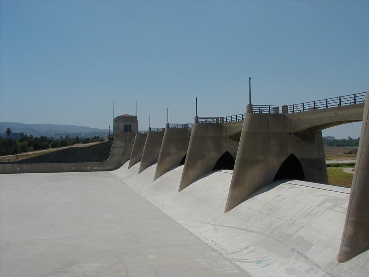 The Sepulveda Dam — on the Los Angeles River forming the Sepulveda Basin, in the San Fernando Valley, Los Angeles, California.
A United States Army Corps of Engineers dam built in 1941 in for flood control.
The Sepulveda Dam Recreation Area is in the usually dry basin behind the dam.