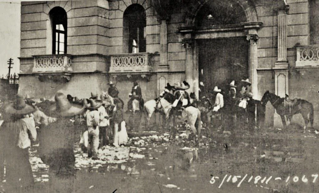 Torreón, May 15, 1911.
Avenida Juarez, the entrance to the Casino de la Laguna, Torreón, Coahuila.
At that date the revolutionary forces supporting Francisco I. Madero entered the city of Torreón, turning to plunder and various abuses, including those perpetrated a cruel killing at least 300 people of Chinese origin. Most of these deaths occurred around the Plaza de Armas. This dramatic photo attests to that fact.

Photo of the Acquis HH Miller, Municipal Archives and Historical Research Institudo Eduardo Guerra, Torreón, Coahuila.