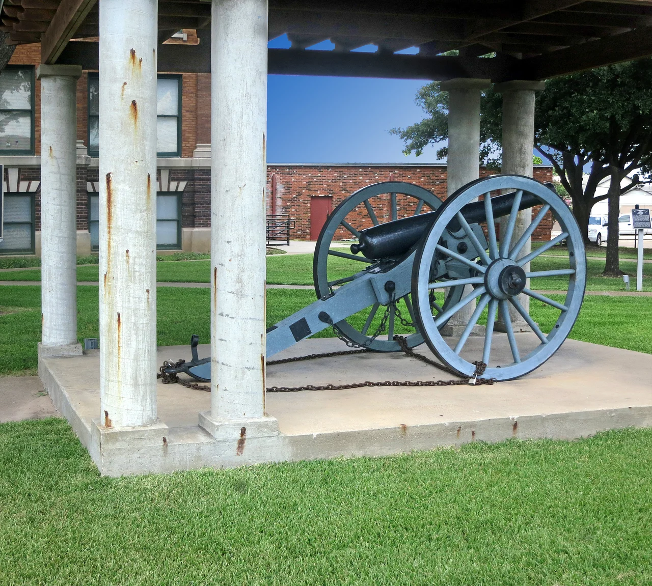 Six brass field guns taken by Lt. Joseph D. Sayers' Company in Civil War Battle of Val Verde, N. Mex., 1862, and brought back to Texas with incredible difficulty, armed a new unit of hand-picked men. Sound of the Val Verde guns in action set pace for other outfits, helped secure such victories as the recapture of Galveston, 1863.
At Mansfield, La., April 1864, captured new, longer-range guns.
Unwilling to lose their guns when the war ended, the men buried four. The last commander, T.D. Nettles, brought this one home to Freestone County.