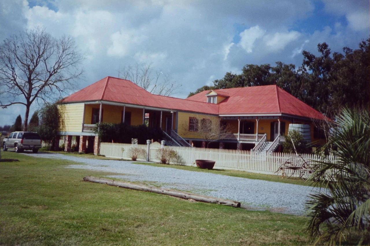 Laura Plantation, St. James Parish, Louisiana. Plantation house from back side.
Photo by Infrogmation, 2002
