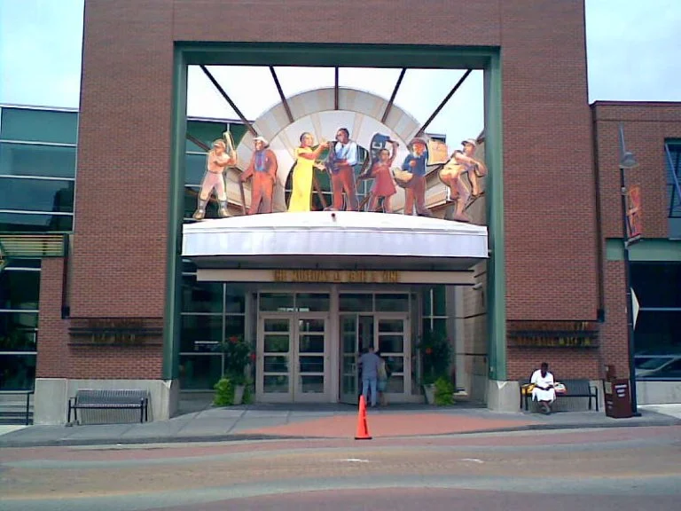 directly in front of negro league and jazz muses 19:40, 1 August 2007 . . SakuraAvalon86 . . 768×576 (87 KB)
