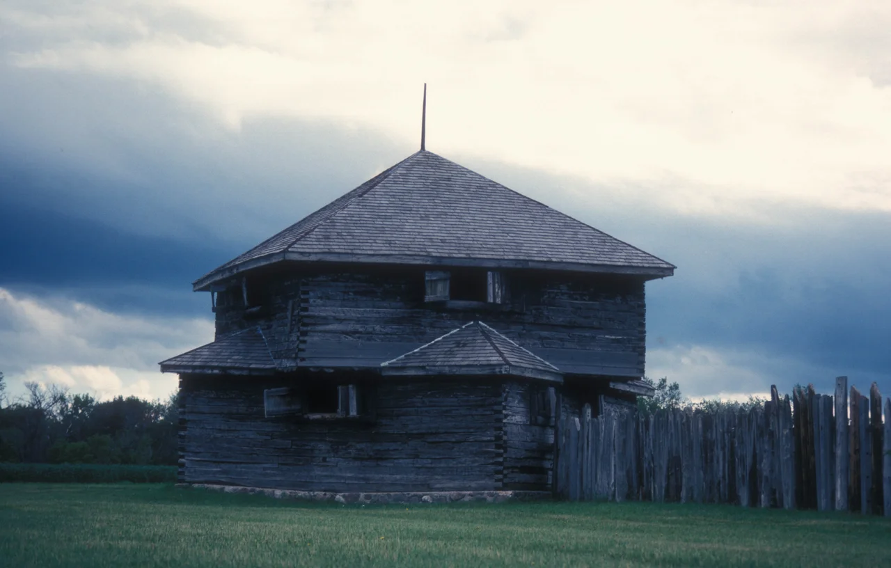 BUILT IN 1857 AT THE HEAD OF NAVIGATION ON THE RED RIVER TO PROTECT THE TRADE BETWEEN ST. PAUL, MN AND THE SETTLERS COMING INTO DAKOTA TERRITORY FROM MAINTOBA AND SETTLING IN THE PEMBINA VALLEY