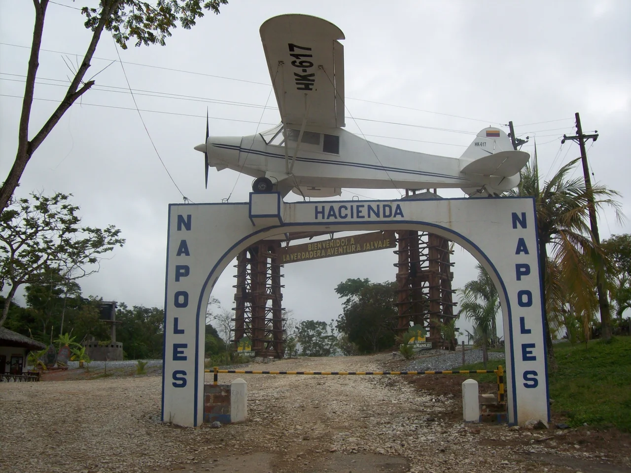 Entrada a la Hacienda Nápoles. El avión ya no está en este lugar.