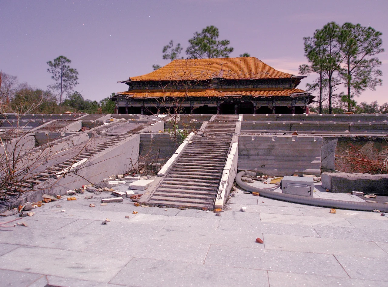 On a recent family trip to Orlando, I noticed that we were staying right around the corner from the abandoned theme park Splendid China.
How could I pass up an opportunity to head in for some photos?!
The park was built in 1993 at a cost of ~$100m, and closed 10 years later (2003). So here is what it looks like as it slowly rots in the Florida sun almost 10 years later...