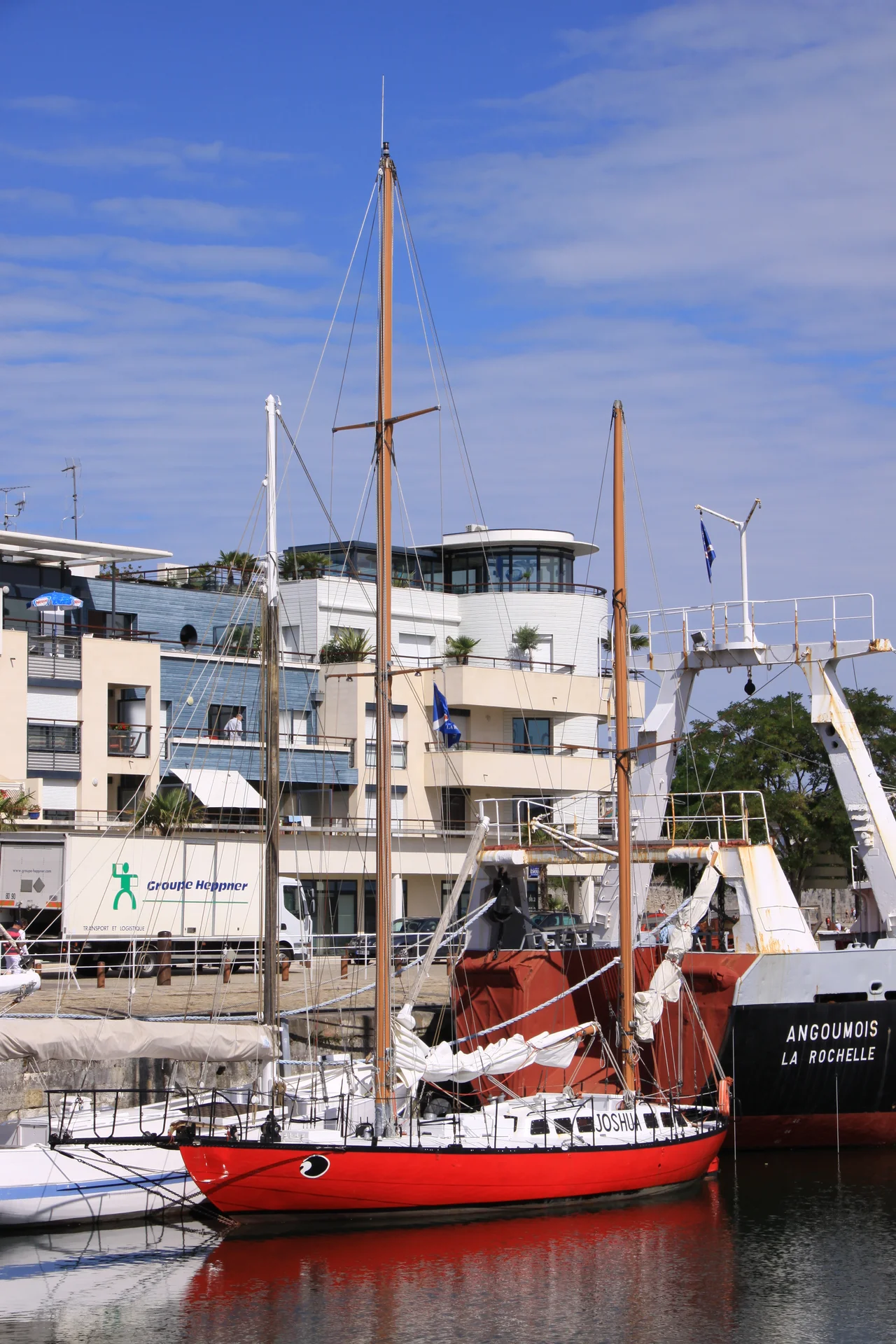 Le "Joshua".
Le "Joshua" est un ketch construit en 1962 de 16 mètres de longueur pour l' écrivain de mer Bernard Moitessier (1925-1994). En 1968, à bord du Joshua, Bernard Moitessier participe à la première course autour du monde sans escale mais décide de me pas la terminer malgrè qu'il fut en tête. Ce ketch a été classé Monument Historique en septembre 1993.
"Joshua" est le prénom du navigateur canadien Joshua Slocum (1844-1909). Joshua Slocum a effectué le premier tour du monde en solitaire sur un voilier.
La Rochelle, Charente Maritime, France.