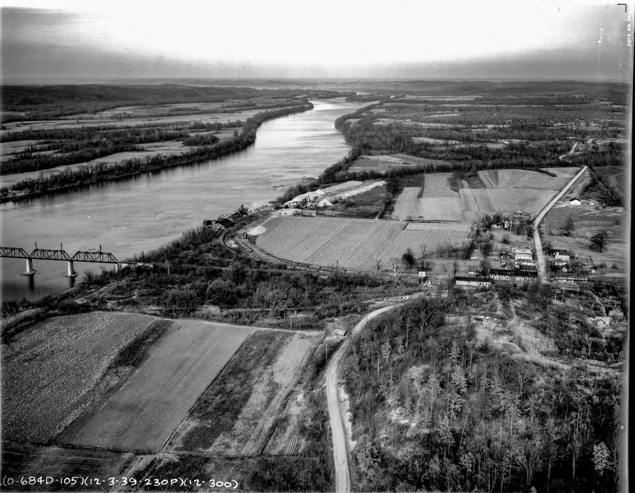 Aerial image of Johnsonville, TN before it was flooded by the TVA