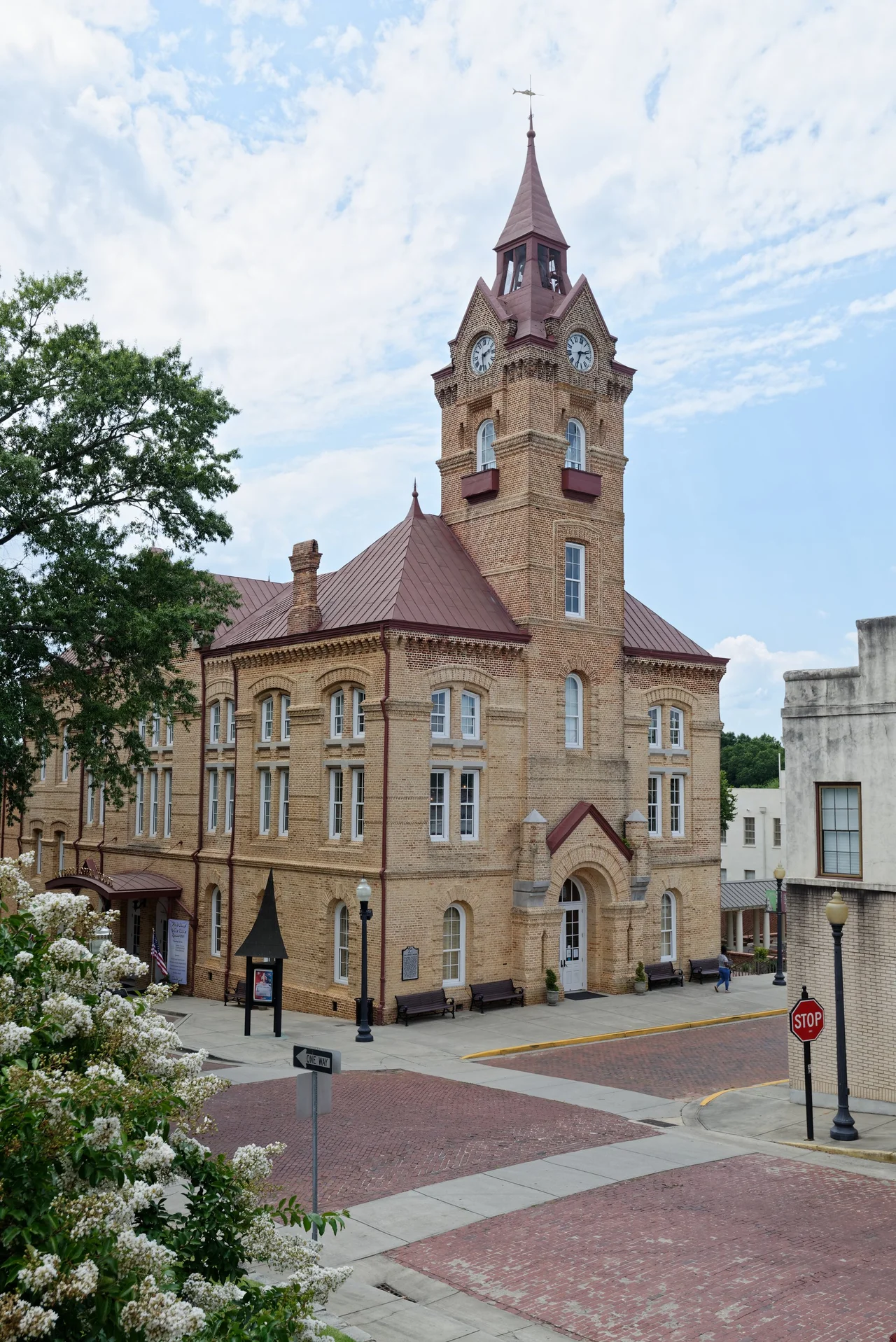 Newberry Opera House in Newberry, South Carolina, U.S.






This is an image of a place or building that is listed on the National Register of Historic Places in the United States of America. Its reference number is 69000171 (Wikidata).