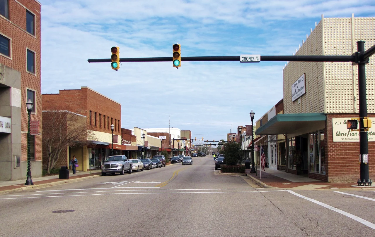 Main Street on U.S. Route 401 in Laurinburg, North Carolina.






This is an image of a place or building that is listed on the National Register of Historic Places in the United States of America. Its reference number is 03001274 (Wikidata).