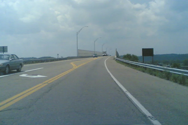 Jesse Stuart Memorial Bridge over the Greenup Locks &amp; Dam (Ohio &amp; Kentucky, Ohio River, United States)