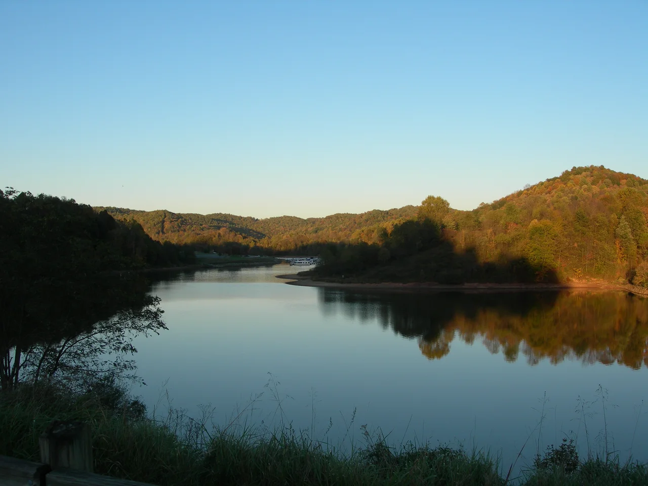 Stonewall Jackson Lake, near Weston, West Virginia,in the fall of 2006, photo recorded by WVhybrid.