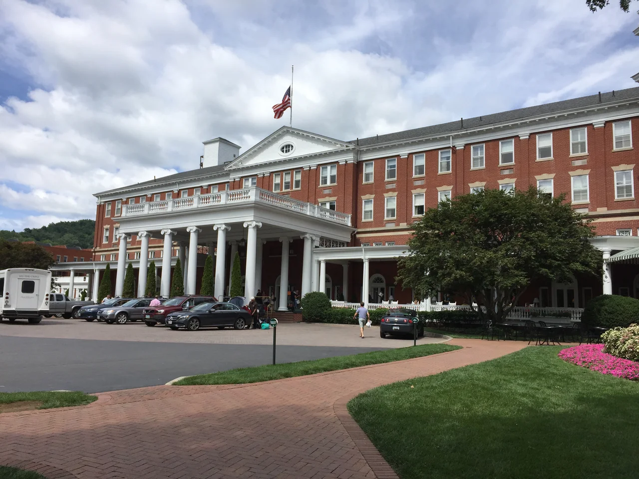 Old wing of The Omni Homestead Resort in Hot Springs, Virginia in 2016
This is an image of a place or building that is listed on the National Register of Historic Places in the United States of America. Its reference number is 84003494 (Wikidata).