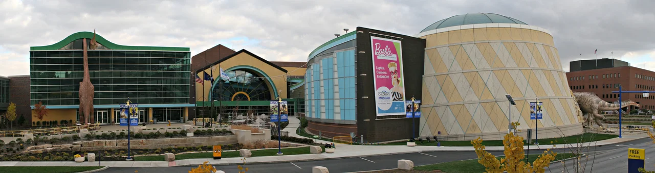 Panorama of the exterior of en:The Children's Museum of Indianapolis. Taken as three separate photos during the TCMI backstage pass event, and stitched together using Hugin.